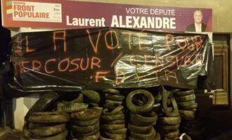 La FDSEA et les JA ont muré les permanences du député Laurent Alexandre à Villefranche et Decazeville le 6 décembre dans la soirée © FDSEA