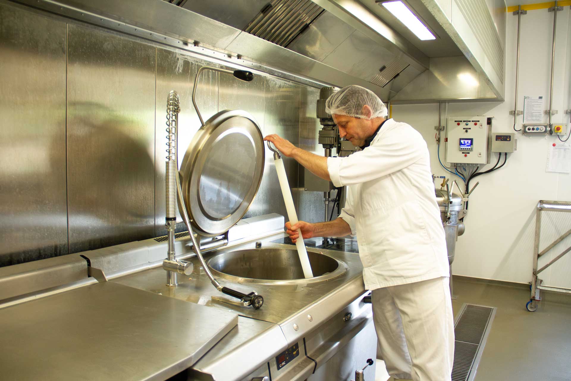 Famille Azam à La Rouquette : de la découpe aux plats cuisinés - La ...