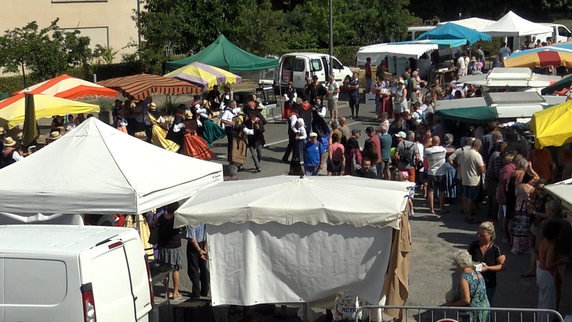 Le marché de producteurs de Rieupeyroux a accueilli dimanche 1er août une nouvelle édition de la fête de la pomme de terre et du veau d’Aveyron. Un rendez-vous incontournable qui met en lumière deux produits emblématiques du Ségala, tout en rappelant les enjeux de renouvellement et de pérennité auxquels sont confrontées ces filières.