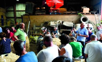 Lundi 10 août, Arnaud Rousseau, président de la FNSEA, s’est rendu en Aveyron, sur l’exploitation du GAEC des Piades, pour échanger avec les adhérents sur les difficultés économiques qu’ils traversent.