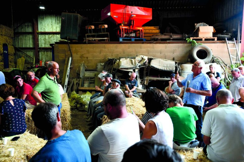 Lundi 10 août, Arnaud Rousseau, président de la FNSEA, s’est rendu en Aveyron, sur l’exploitation du GAEC des Piades, pour échanger avec les adhérents sur les difficultés économiques qu’ils traversent.
