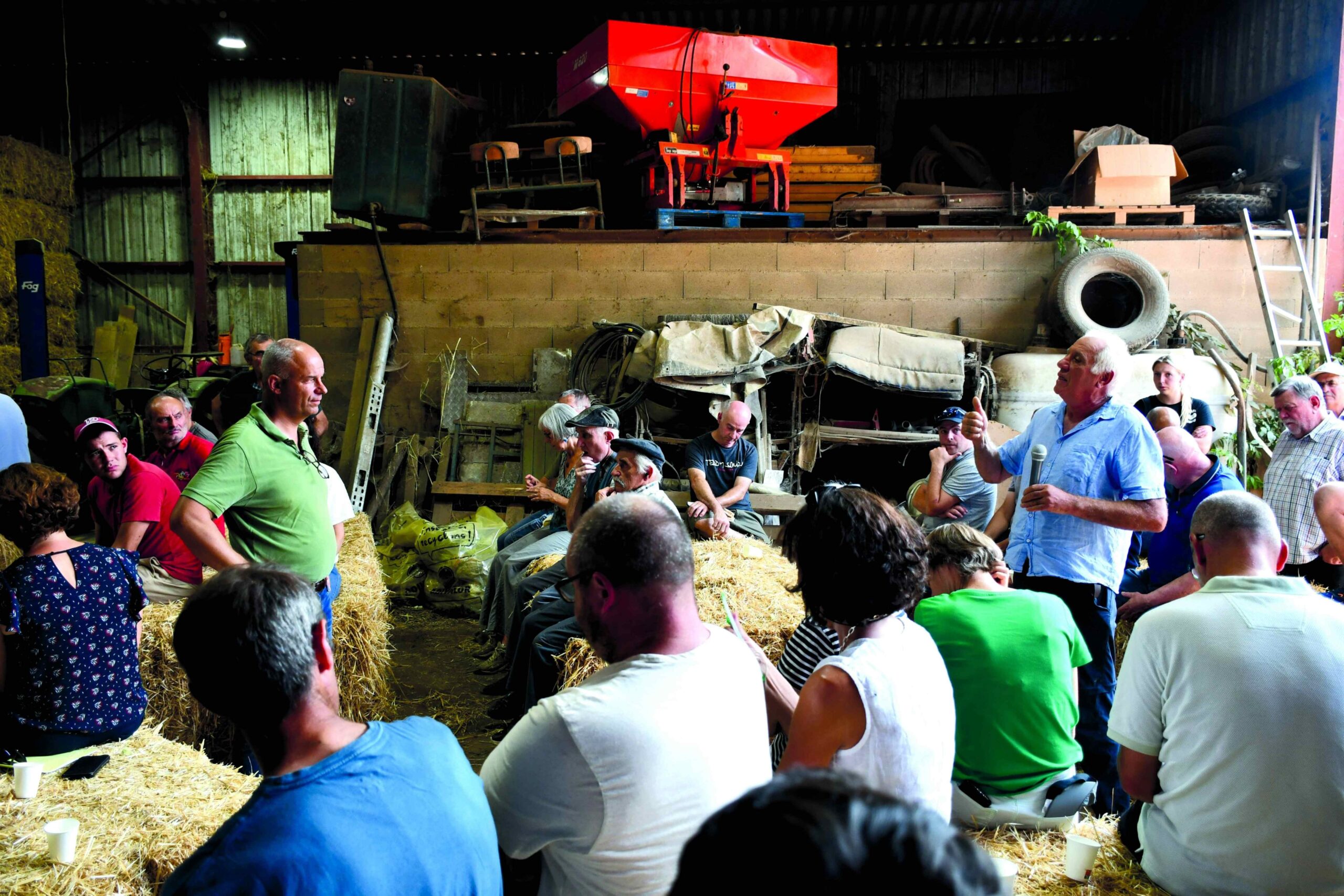 Lundi 10 août, Arnaud Rousseau, président de la FNSEA, s’est rendu en Aveyron, sur l’exploitation du GAEC des Piades, pour échanger avec les adhérents sur les difficultés économiques qu’ils traversent.